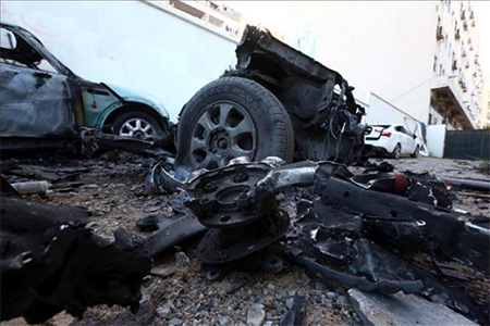 Uno de los coches bomba después de la explosión